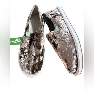 Sanuk women’s Velvet Slip-On Shoes - Brown size 8 NWT